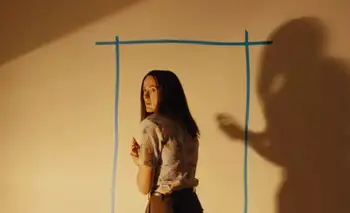 "Backrooms" vuelve al cine: el récord histórico de A24 reestrena con versión extendida