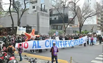 Investigadores del CONICET protestaron contra el Gobierno por el riesgo de 400 despidos en el Polo Científico