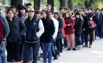 Crisis económica: El desempleo en jóvenes vulnerables alcanza el 16,6% y se expande el endeudamiento informal