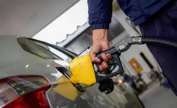 El Gobierno aumenta de forma parcial los combustibles desde agosto y posterga el resto por un mes