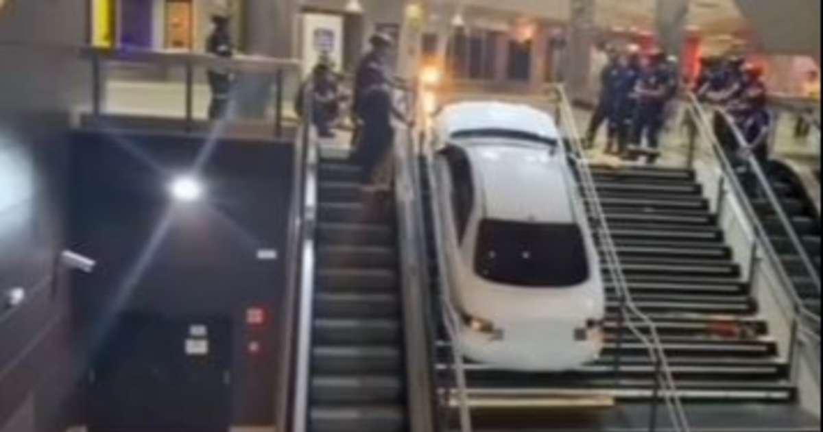 Entró a un shopping con un auto robado y quedó atrapado en las escaleras