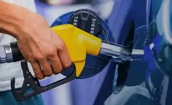 El bolsillo no aguanta: los combustibles subieron 558% mientras los salarios crecieron solo un 311% en la era Milei
