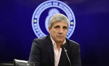 Caputo anunció préstamos en dólares para empresas pero descartó asistencia a las familias endeudadas
