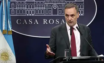 Escándalo: tres amigos de Manuel Adorni siguen como directores del Correo y cobran sueldos de 7 millones