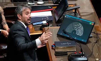 "Se daña la pared": Menem hizo sacar un cartel de Malvinas en Diputados
