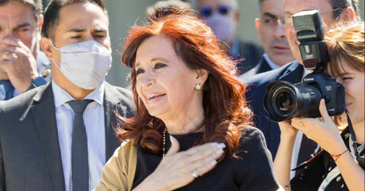 Cristina Kirchner reaparece en público con una charla en la UMET