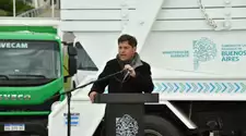 Kicillof entregó transportes escolares y camionetas para municipios