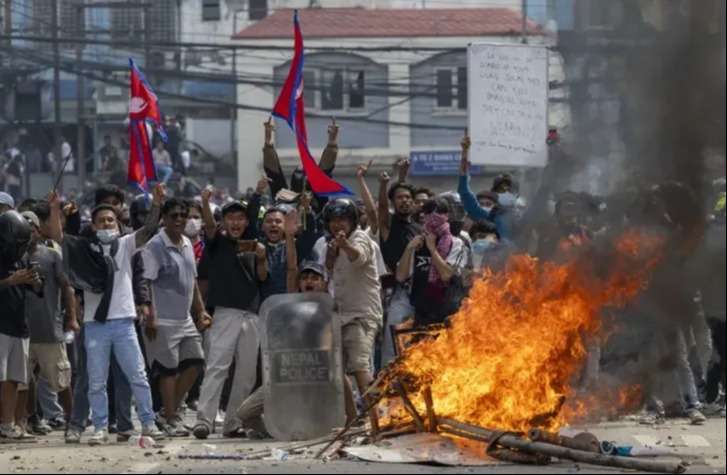 Crisis total en Nepal: prendieron fuego el Parlamento luego de la renuncia del Primer Ministro