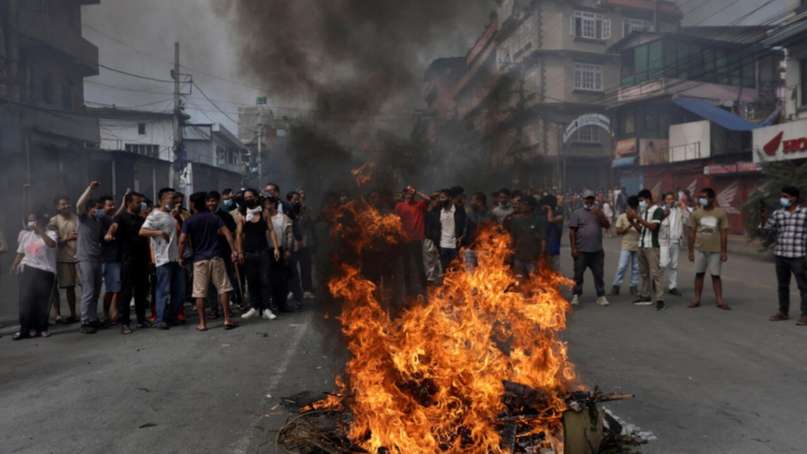 Crisis total en Nepal: prendieron fuego el Parlamento luego de la renuncia del Primer Ministro