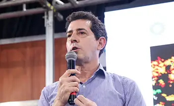 Wado de Pedro defendió el "modelo industrialista de Néstor y CFK”, reivindicó el trabajo como “ordenador” social y llamó a construir “un gobierno de unidad nacional”