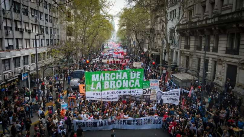 Marcha de la Bronca: organizaciones sociales y sindicales marcharon a Plaza de Mayo contra el ajuste