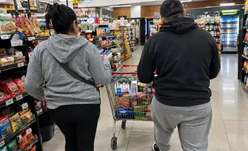 El 76% de los argentinos que se endeudaron lo hizo para pagar alimentos, salud y servicios, según una encuesta