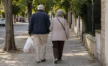 Con el bono congelado, la canasta del jubilado ya cuesta $2.090.646 y la mínima no llega a $505.748