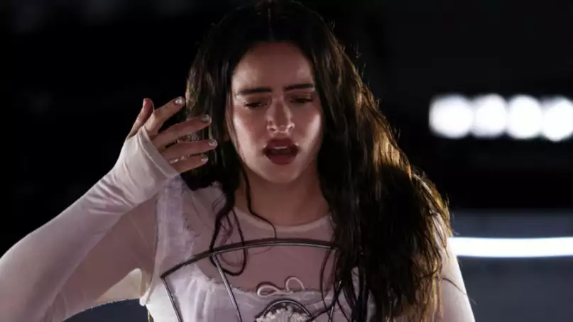 Golpearon en la cara a Rosalía en un recital en vivo