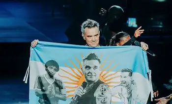 Reseña de Robbie Williams en Argentina: crónica de un regreso alucinante, el tributo a Maradona y Messi, y una cátedra de entretenimiento