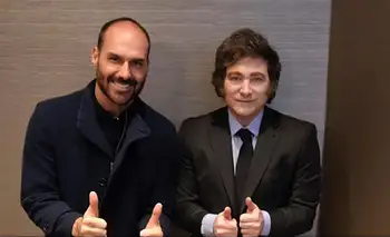 Milei viaja a Washington para una gala hispana y se mostrará con Eduardo Bolsonaro, prófugo de la Justicia brasileña