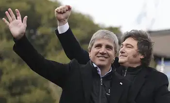 Revelan que una empresa británica está detrás de la llamada "ciudadanía por inversión", impulsada por Milei y Caputo