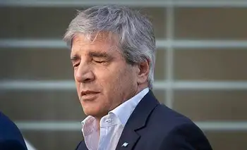 Industria: Caputo festejó un rebote y el informe del Indec dice que sigue cayendo