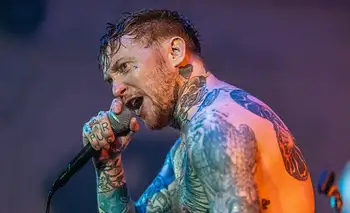 Furia en el show de Sex Pistols: Frank Carter paró la música y echó a un hombre del moshpit femenino