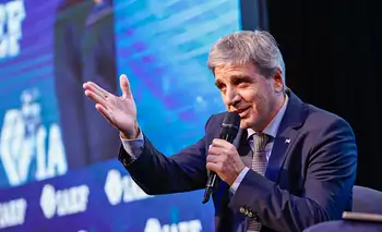 Luis Caputo desmintió los crecientes rumores sobre su posible salida del Gobierno