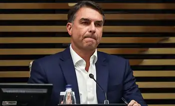 Flávio Bolsonaro habría cruzado a Iguazú para viajar a Estados Unidos en un vuelo privado