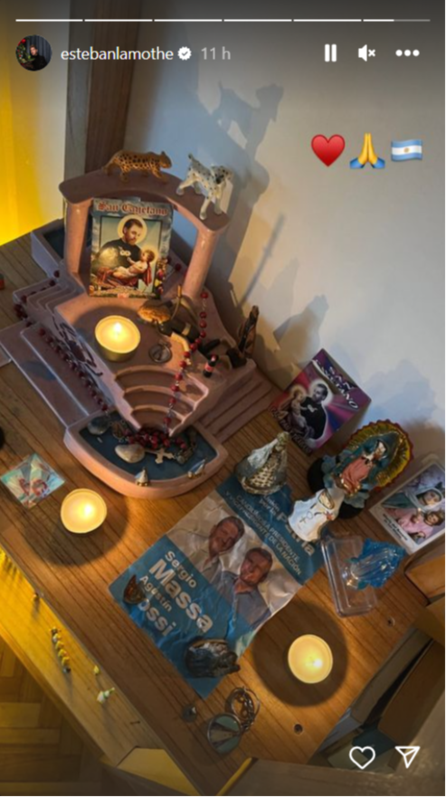 El altar de Esteban Lamothe con la boleta de Sergio Massa 