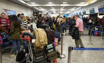 Aerolíneas Argentinas: Los gremios deberán presentar una propuesta el viernes o el Gobierno cerrará la empresa