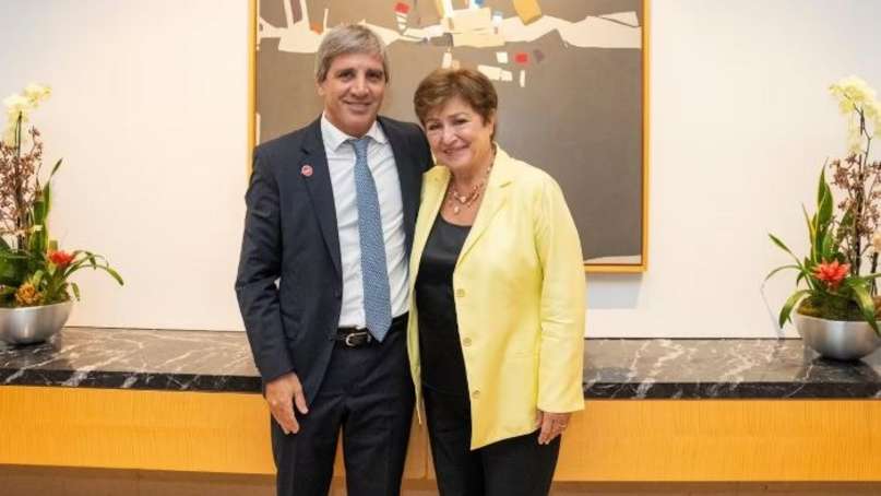 Luis Caputo confirmó que se negocia un nuevo acuerdo con el Fondo Monetario y que en 2025 se levanta el cepo